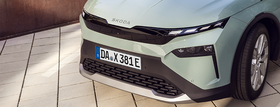 Eine grüne Škoda Elroq Frontschürze.