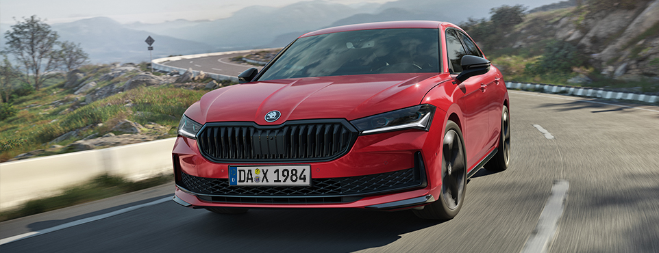 Zu sehen ist ein die Front eines Škoda Superb