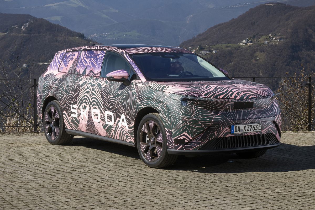 Zu sehen ist der neue Škoda Peaq im Design Erlkönig.
